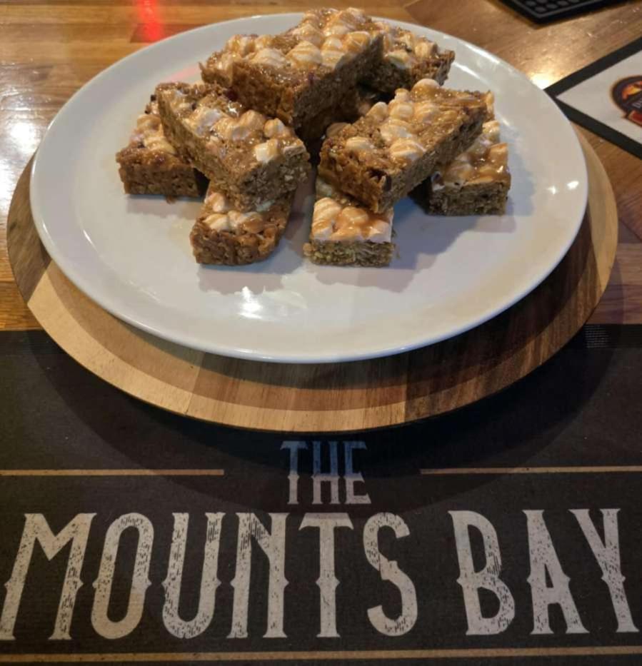 The Mounts Bay Inn Мълиън Екстериор снимка