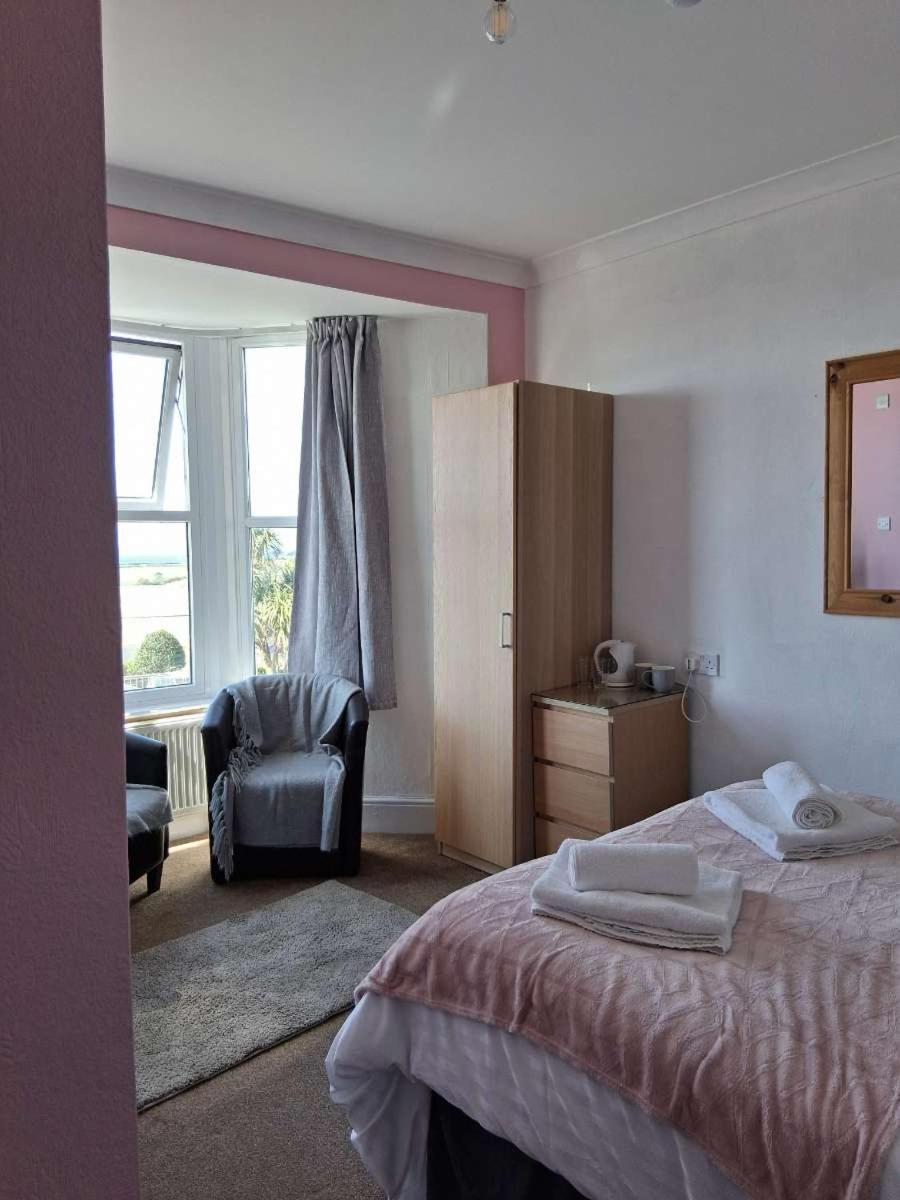 The Mounts Bay Inn Мълиън Екстериор снимка